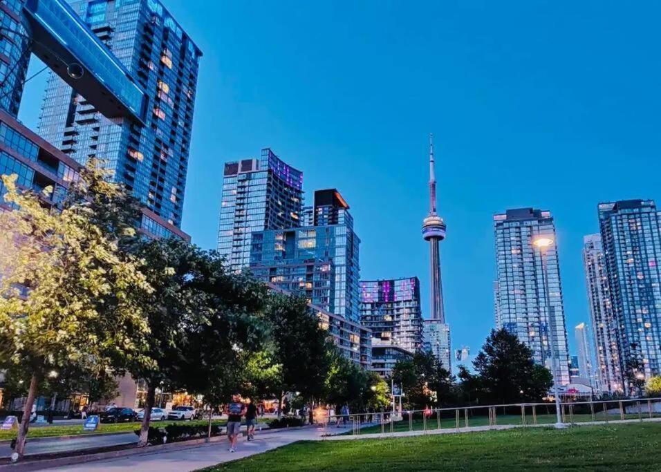 Stunning Luxurious Lakeview Condo By Cn Tower تورونتو المظهر الخارجي الصورة
