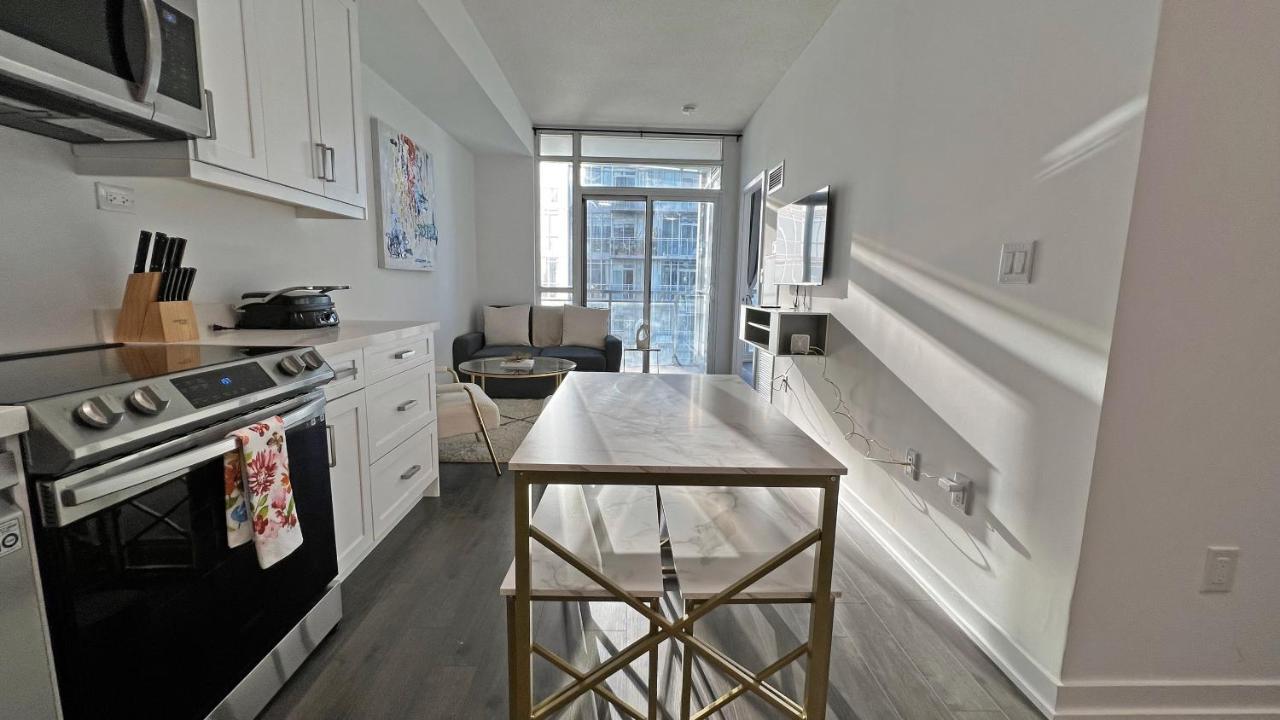 Stunning Luxurious Lakeview Condo By Cn Tower تورونتو المظهر الخارجي الصورة