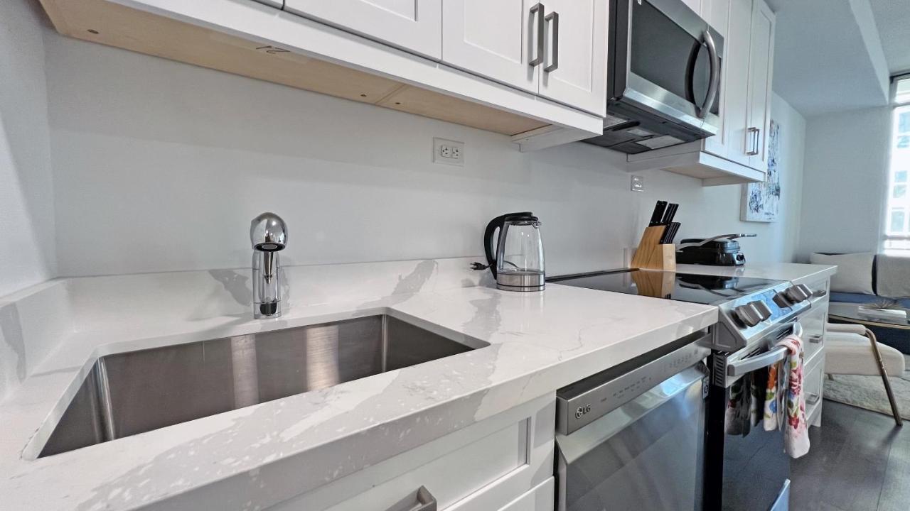 Stunning Luxurious Lakeview Condo By Cn Tower تورونتو المظهر الخارجي الصورة