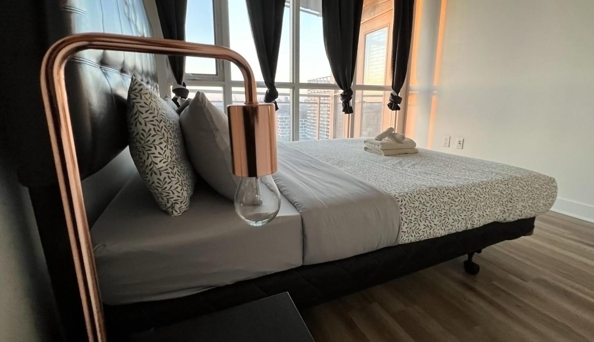 Stunning Luxurious Lakeview Condo By Cn Tower تورونتو المظهر الخارجي الصورة