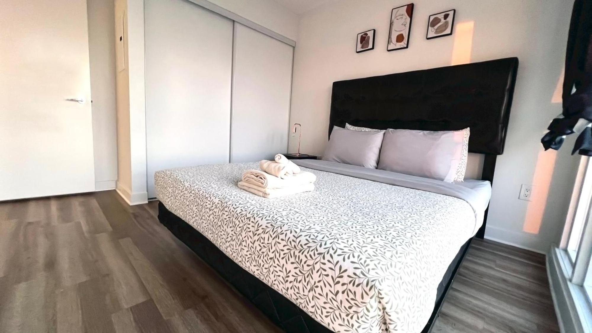 Stunning Luxurious Lakeview Condo By Cn Tower تورونتو المظهر الخارجي الصورة