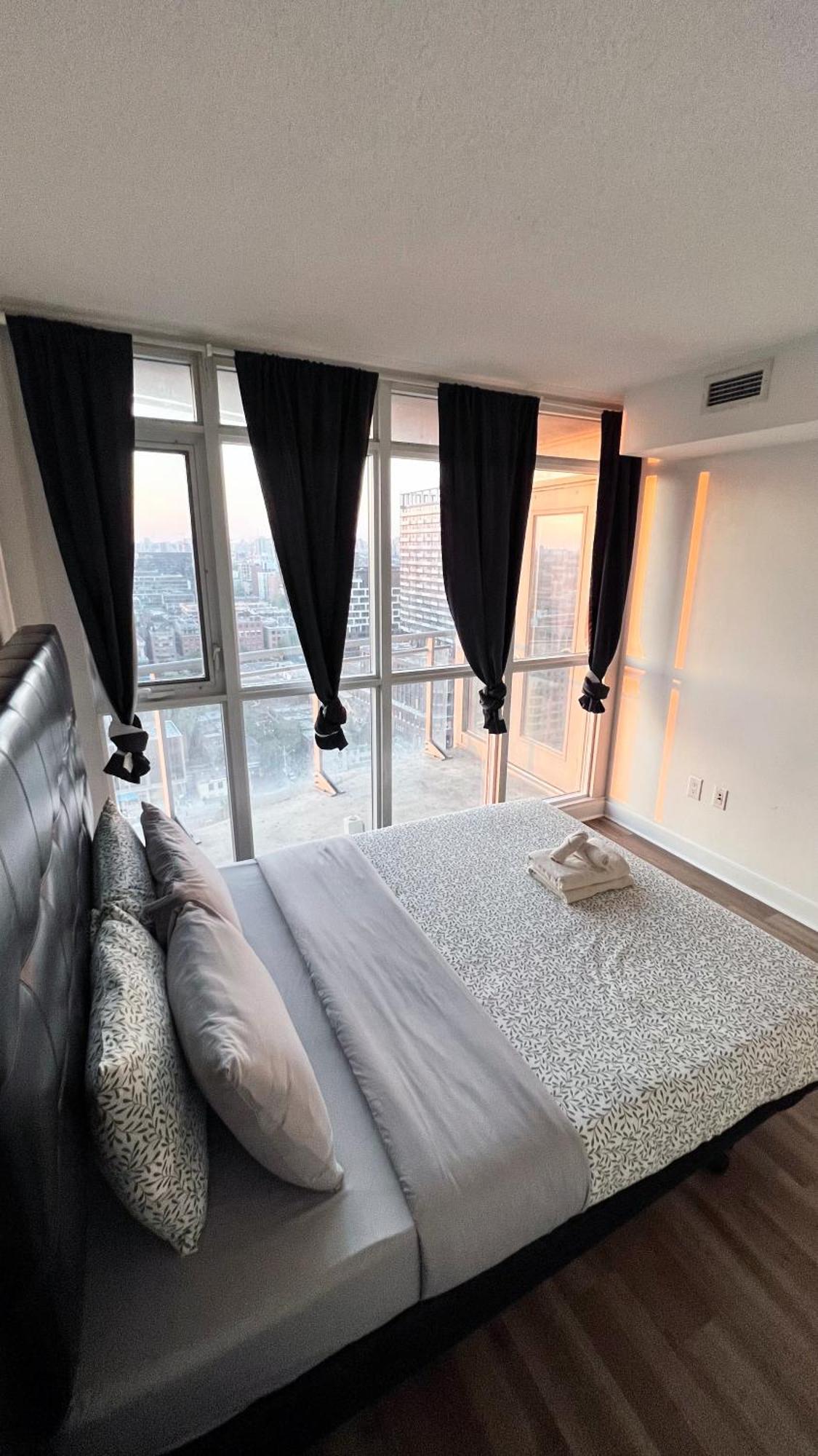 Stunning Luxurious Lakeview Condo By Cn Tower تورونتو المظهر الخارجي الصورة