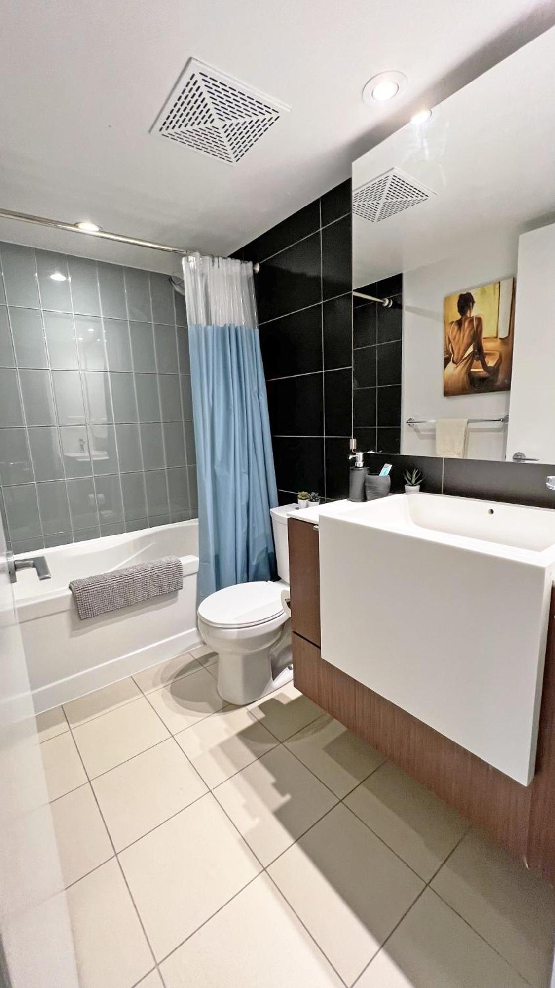 Stunning Luxurious Lakeview Condo By Cn Tower تورونتو المظهر الخارجي الصورة