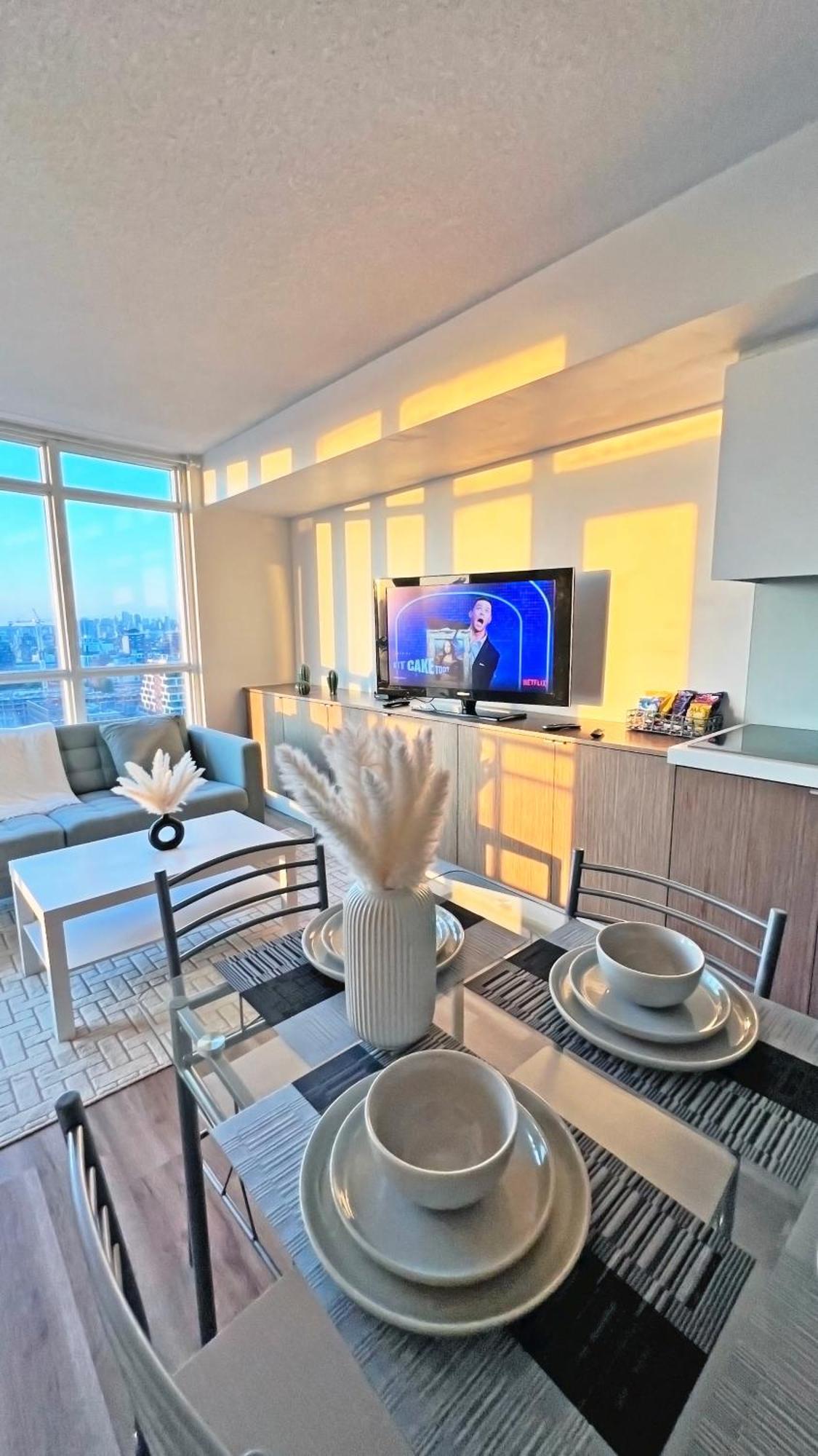 تورونتو Stunning Luxurious Lakeview Condo By Cn Tower المظهر الخارجي الصورة